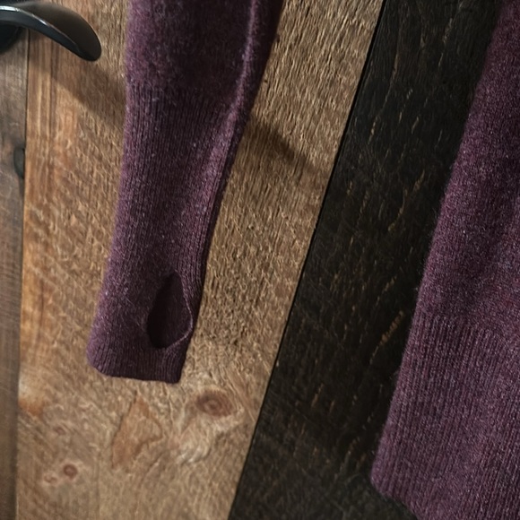 Cashmere sweater with thumb holes - Picture 7 of 10